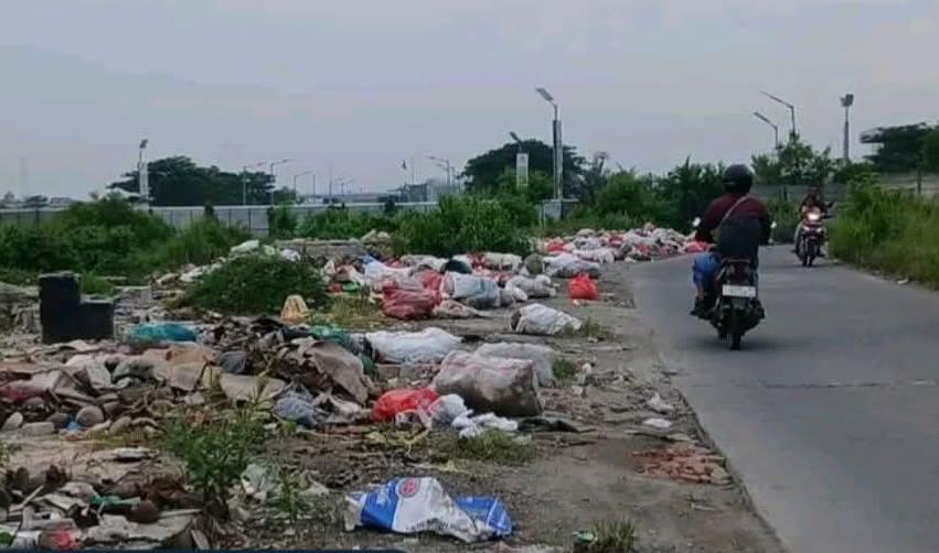 Penggusuran Berujung Pembiaran, Jalan Tanggul Puri Nirwana Jadi TPS Liar