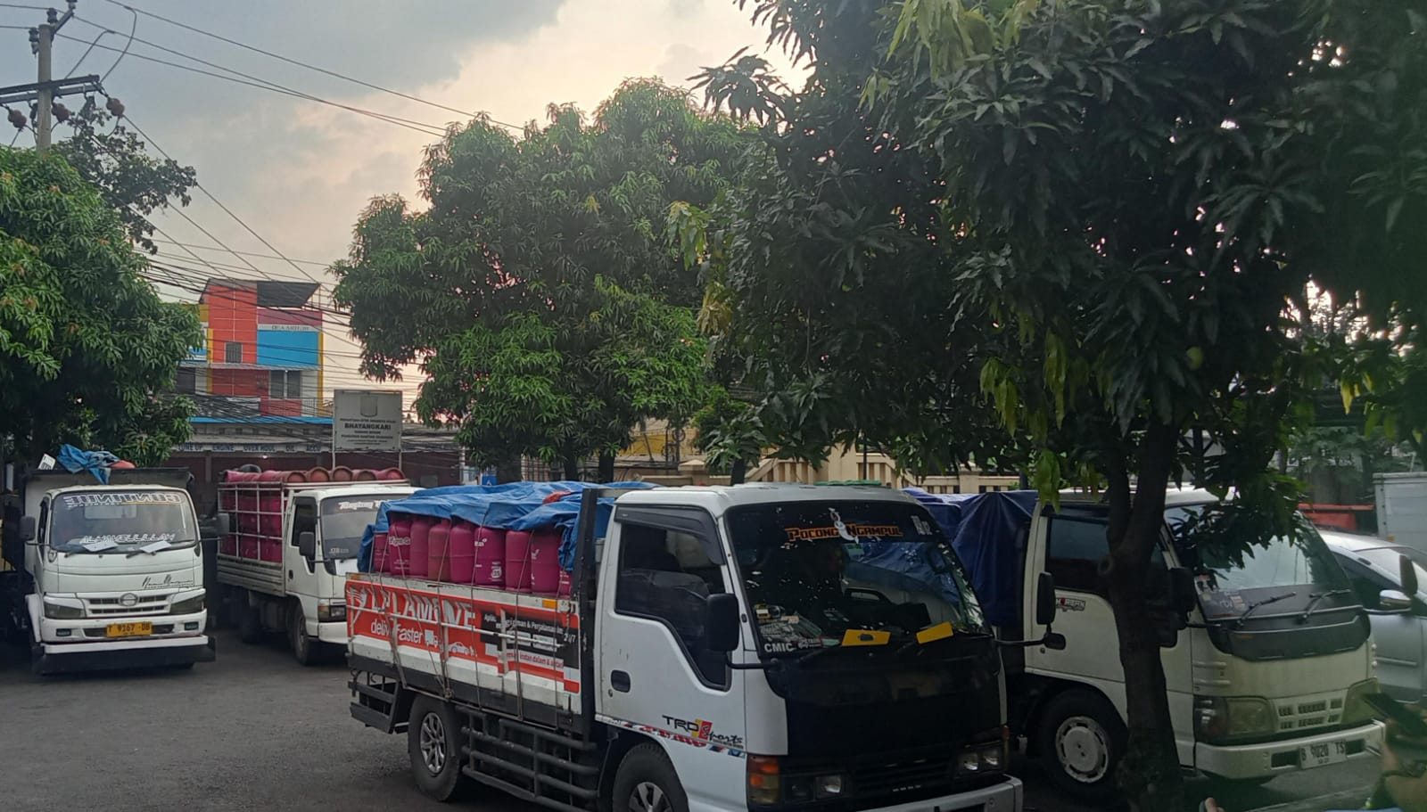 Penggerebekan Gas Oplosan di Cileungsi Diwarnai Ketegangan, Wartawan Sempat Bersitegang Dengan Aparat