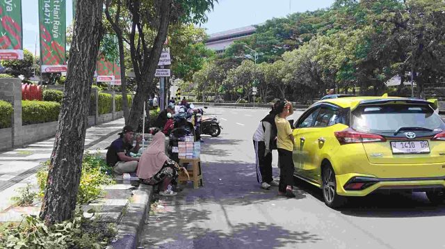 Jasa Tukar Uang Baru: Jelang Hari Raya Idul Fitri di Sekitar Jalan Pahlawan
