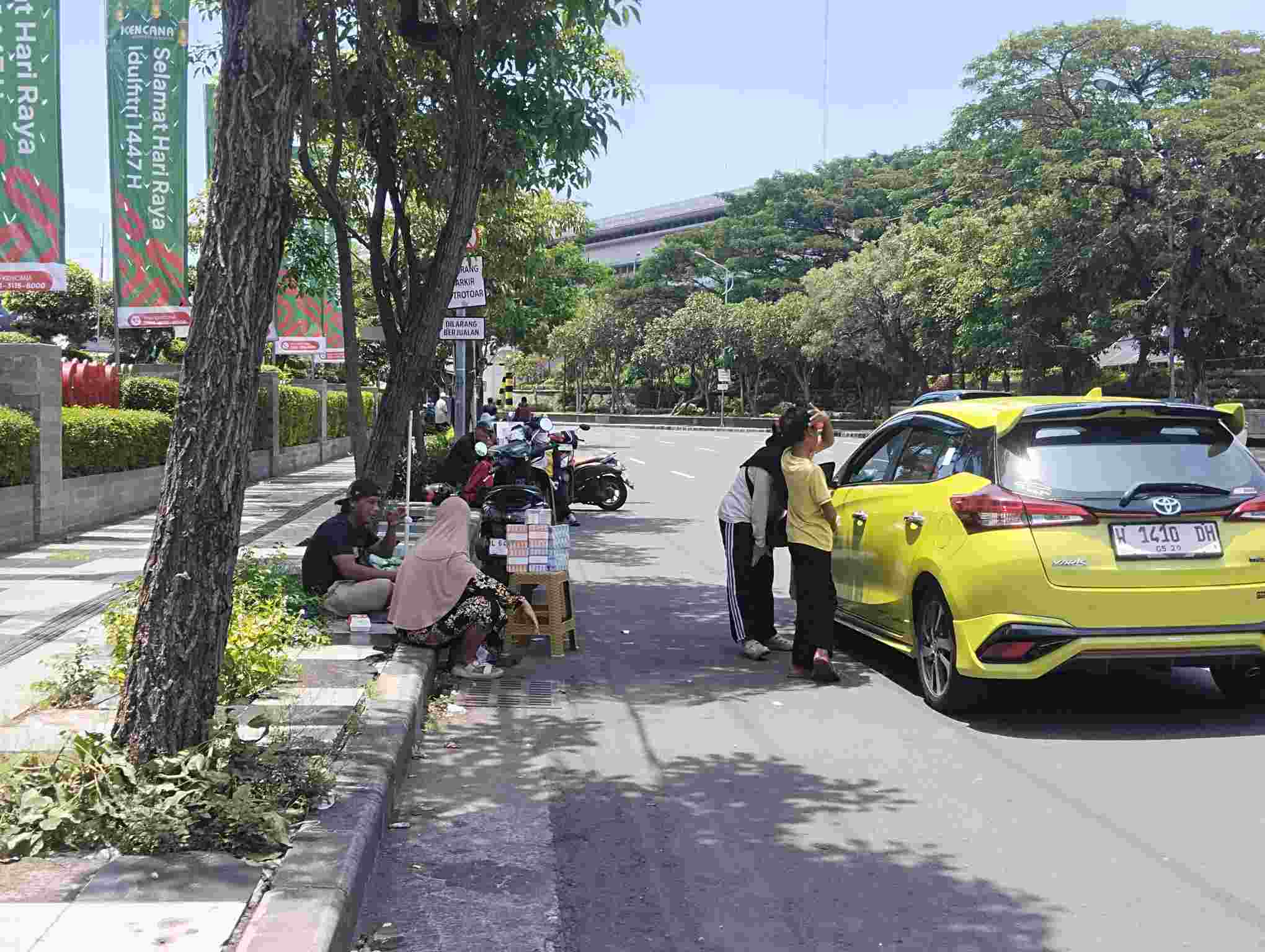 Jasa Tukar Uang Baru: Jelang Hari Raya Idul Fitri di Sekitar Jalan Pahlawan