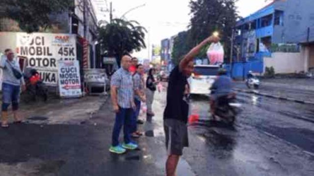 Cak sam: Berbagi di Bulan Suci Rhamadan, Cuci Mobil di Wiyung Tempat Bersatunya Lintas Agama