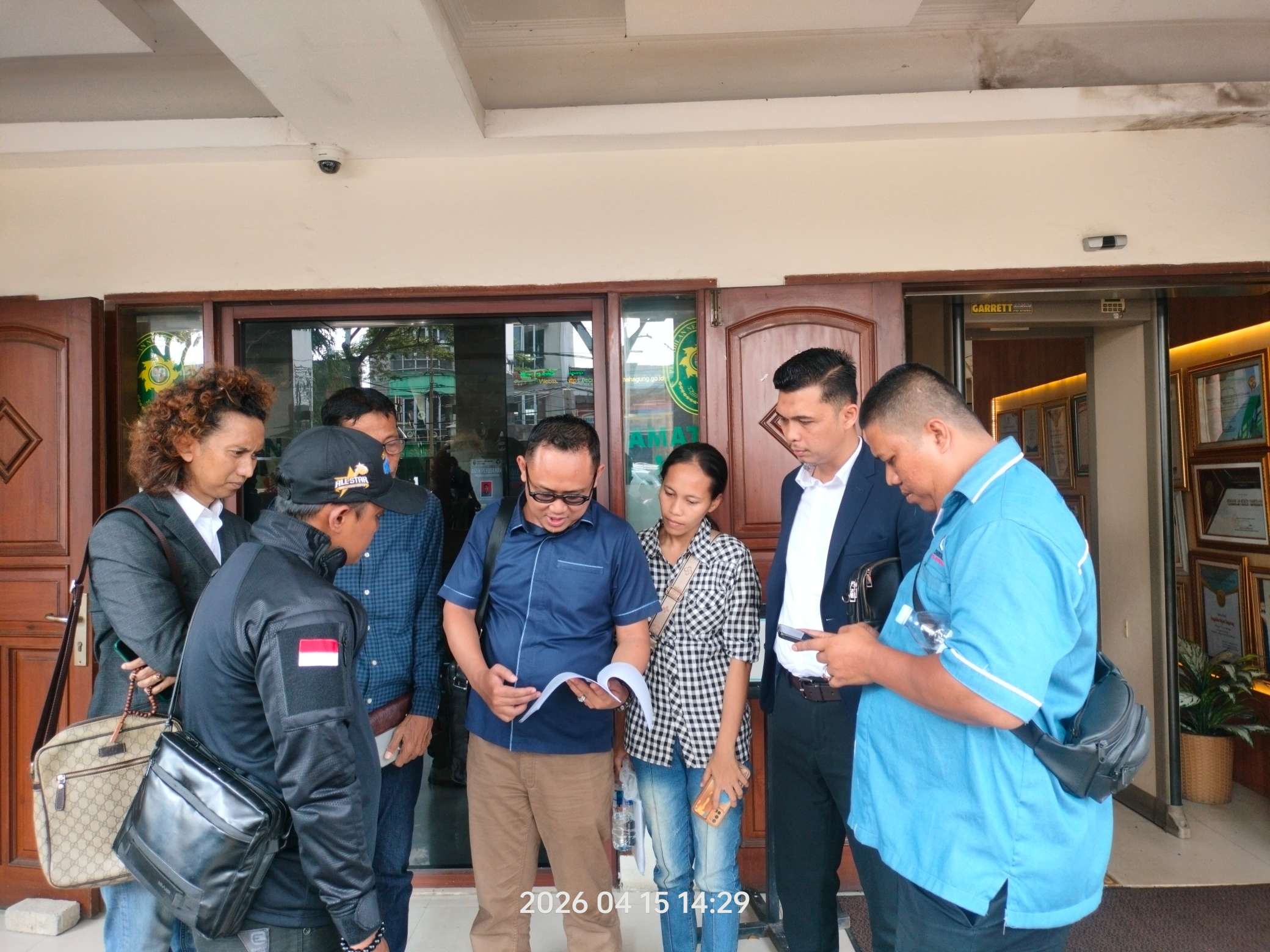 Diserang dan Rumahnya Dirusak, Warga Kelapa Dua Malah Jadi Tersangka dan Ditahan, Kuasa Hukum Ajukan Praperadilan