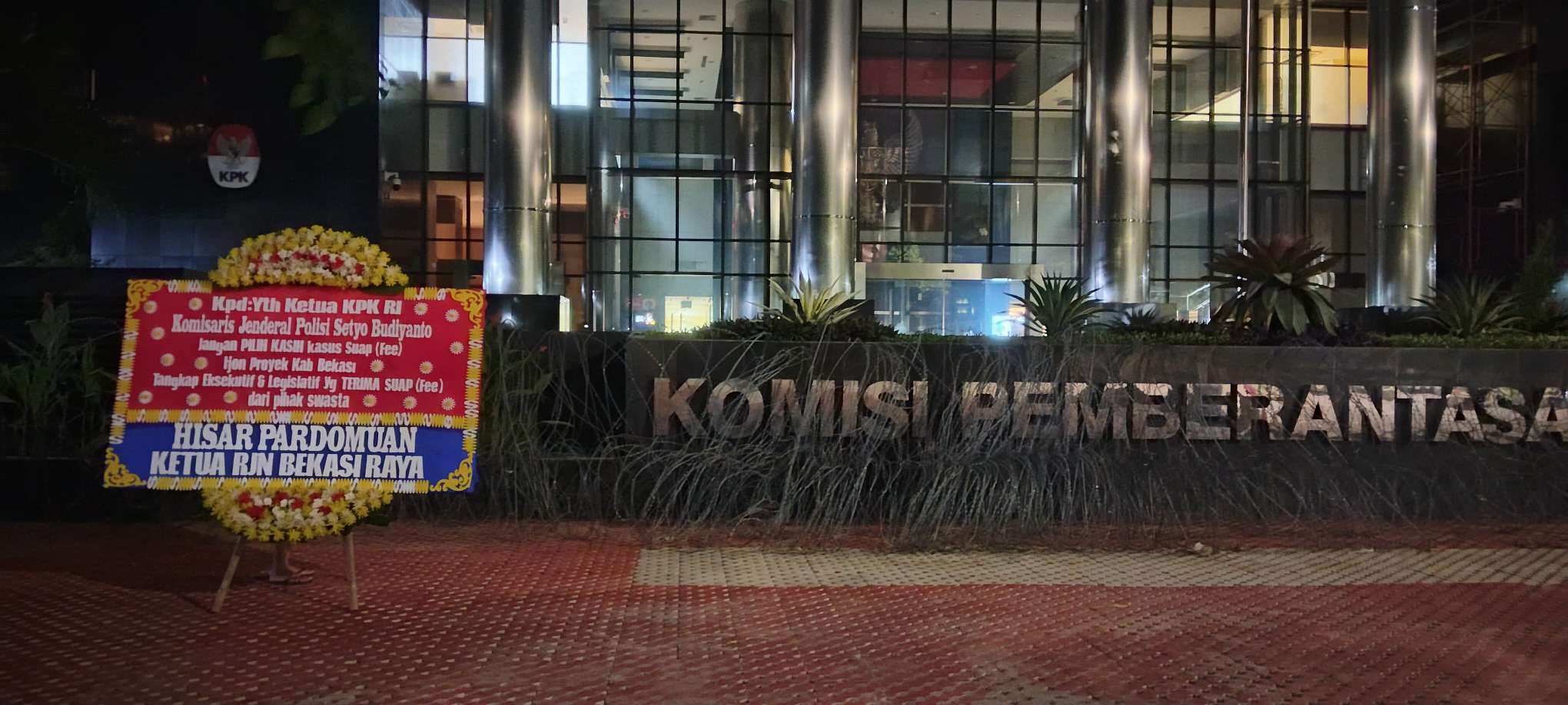 Muncul Karangan Bunga di  KPK, Desak Usut Tuntas Kasus Ijon Proyek Kabupaten Bekasi