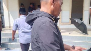 Wujud Kepedulian, Kades Karangsari Antarkan Jenazah Orang Tua Sekdes ke Peristirahatan Terakhir