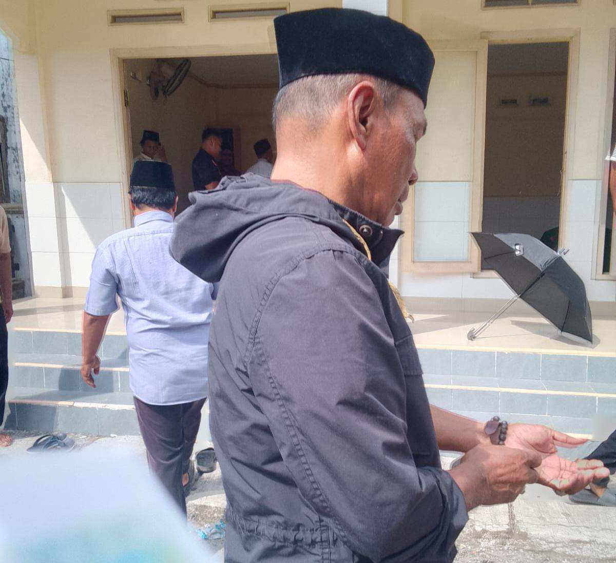 Wujud Kepedulian, Kades Karangsari Antarkan Jenazah Orang Tua Sekdes ke Peristirahatan Terakhir