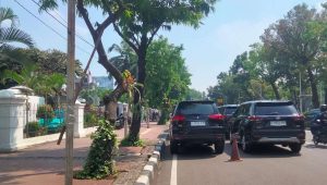 Sudah Ada Rambu Larangan, Diduga Mobil Pejabat Parkir Sembarang di Depan Gedung Kemenko PMK
