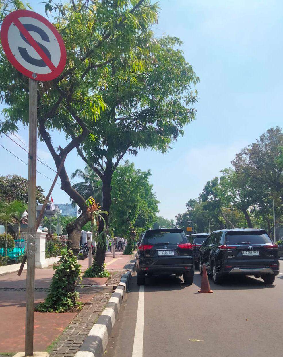 Sudah Ada Rambu Larangan, Diduga Mobil Pejabat Parkir Sembarang di Depan Gedung Kemenko PMK