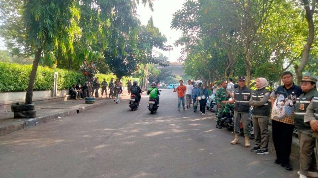 Atasi Kemacetan dan Lawan Arah, Kelurahan Rawajati dan Petugas Pasang Pembatas Jalan