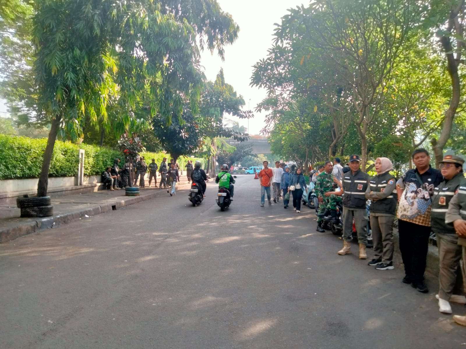 Atasi Kemacetan dan Lawan Arah, Kelurahan Rawajati dan Petugas Pasang Pembatas Jalan