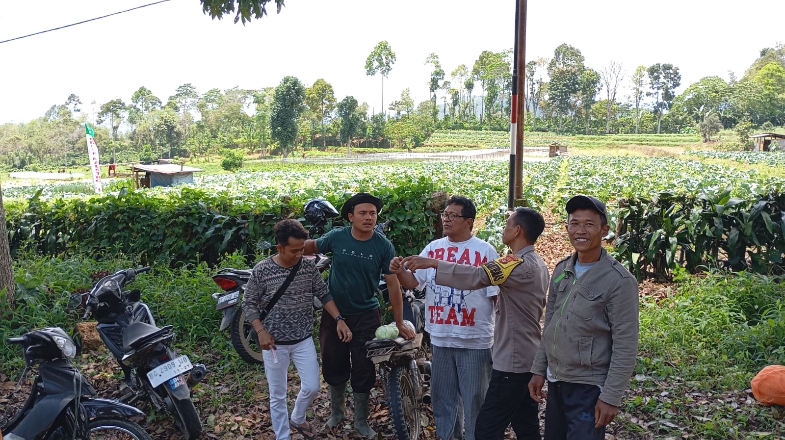 Bhabinkamtibmas Dempo Makmur Gencar Sambang Warga, Sampaikan Himbauan Anti Premanisme dan Judi Online