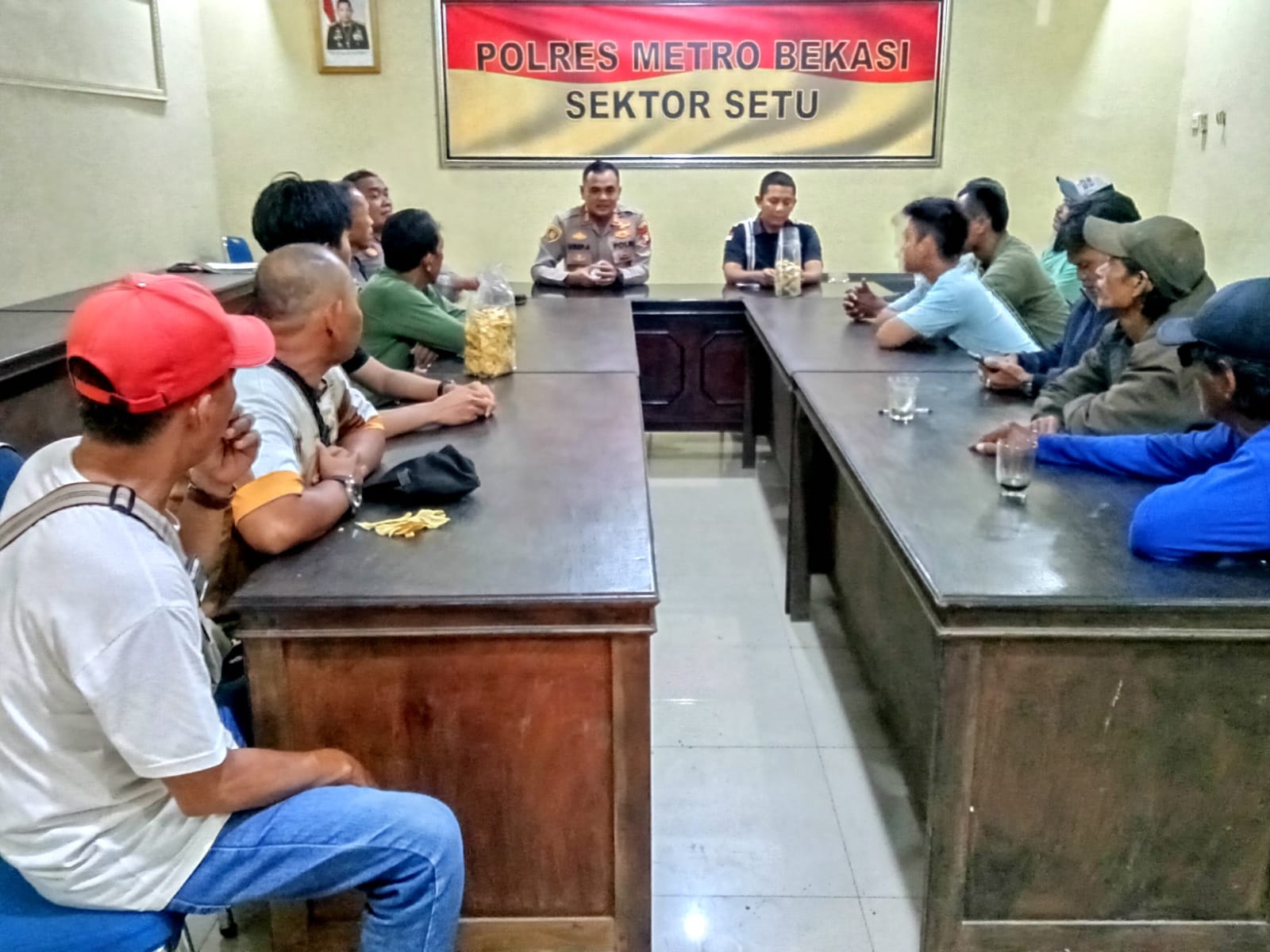 Kapolsek Setu Rangkul Ojek Pangkalan, Ajak Jaga Kamtibmas Bersama
