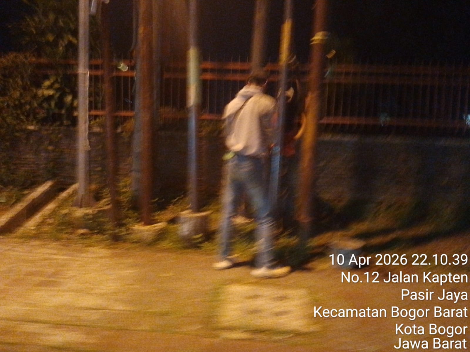 Pemasangan Tiang Fiber Optik di Bogor Barat Diduga Ilegal, Warga Keluhkan Keamanan dan Kerapihan