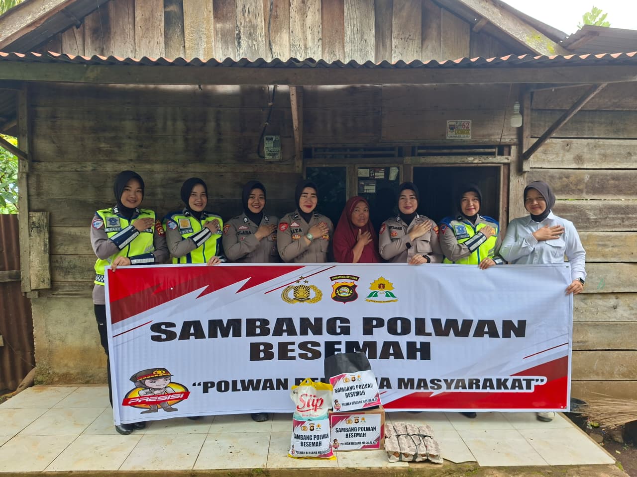 Aksi Polwan Peduli, Polres Pagar Alam Salurkan Sembako untuk Warga Padang Harapan