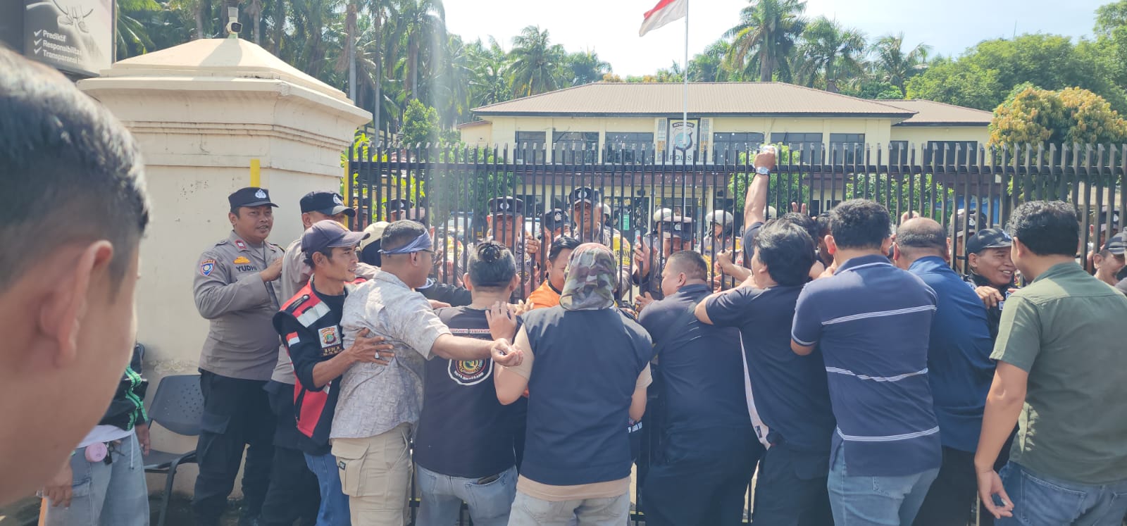 Apel Simulasi Pengamanan Aksi Demonstrasi, Polsek Karawaci Perkuat Sinergi Bersama Ojol Kamtibmas dan Pokdar