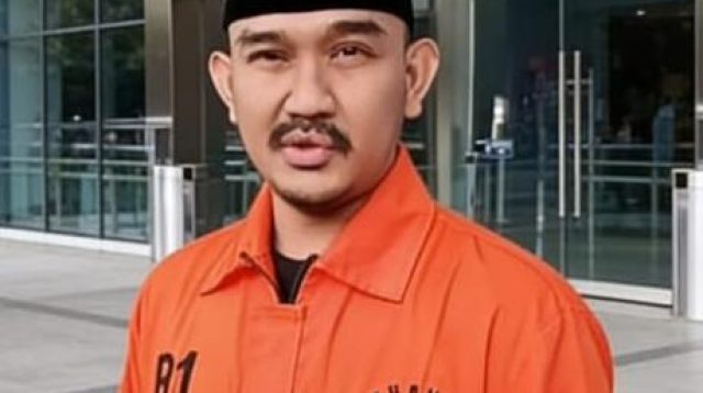 Didakwa Terima Suap Proyek Rp12,4 Miliar, Bupati Bekasi Nonaktif Ade Kuswara Kunang Jalani Sidang Perdana