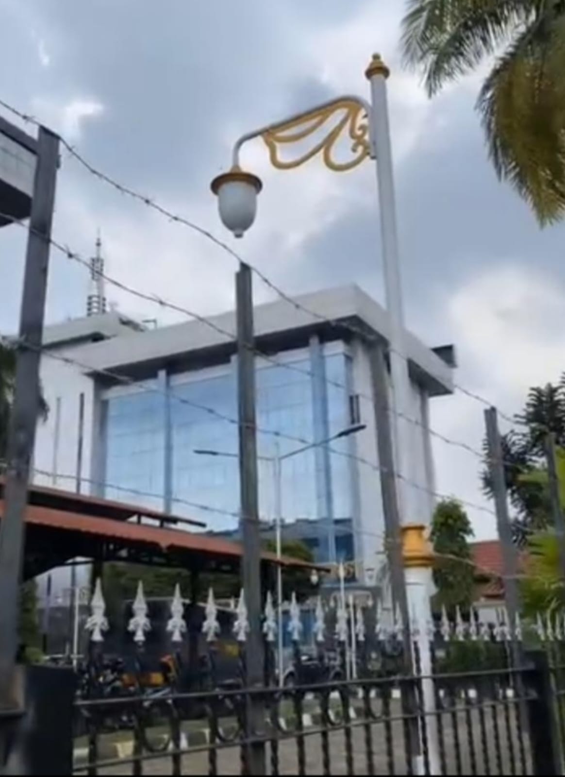 Kawat Berduri di Depan Kantor Gubernur Kaltim Simbol Ketakutan atau Kewaspadaan?