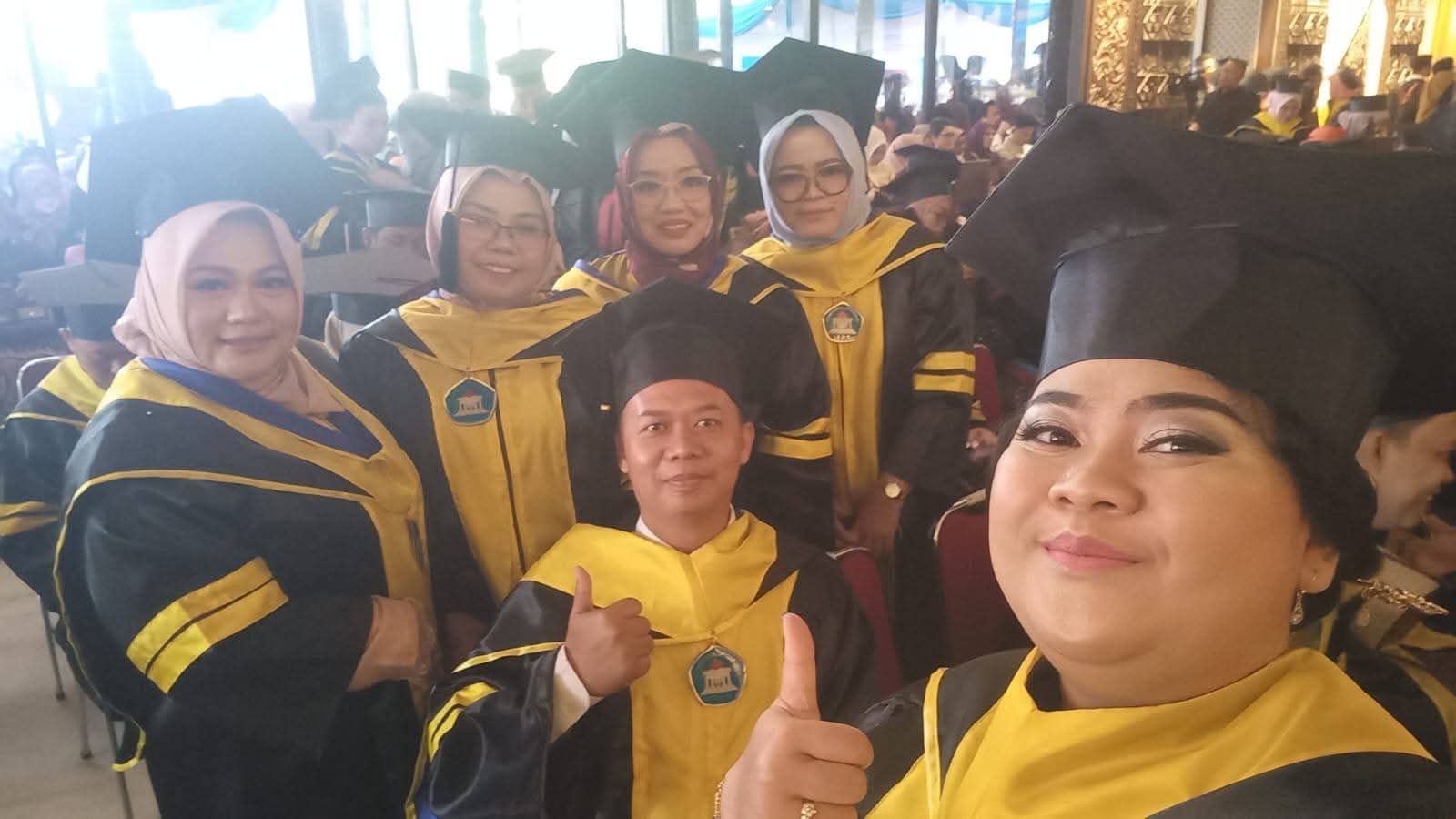 Inspirasi dari Batujaya: Dedikasi Tanpa Batas, Akmalul Azmi Raih Gelar Magister di Unindra