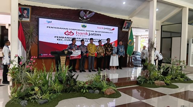 Bank Jatim Serahkan CSR Taman Batas Kota Curahdami ke Pemkab Bondowoso