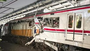 Adu Banteng KA Argo Bromo anggrek VC KRL di stasiun Bekasi Kota