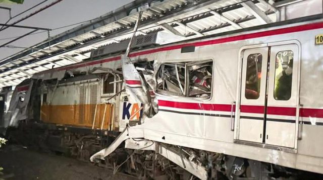 Adu Banteng KA Argo Bromo anggrek VC KRL di stasiun Bekasi Kota
