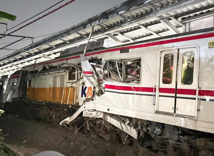 Adu Banteng KA Argo Bromo anggrek VC KRL di stasiun Bekasi Kota