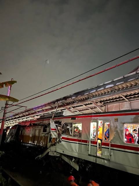 Diduga Gegara Kelalaian, Kereta Agro Bromo arah Jawa Laju Kencang Berkahir Tabrak KRL