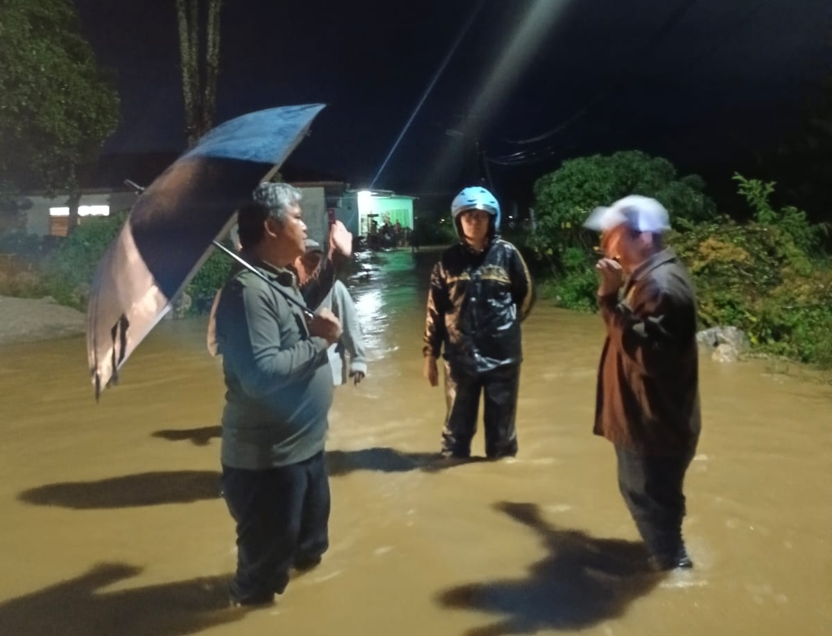 Wakil Bupati Taput Tinjau Langsung Banjir Aek Haidupan Siualuompu
