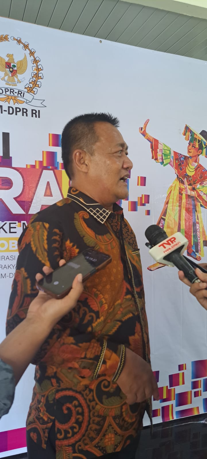 Keterangan foto : Anggota Komisi IX DPR RI, H. Obon Tabroni dalam konferensi pers di Gedung Wibawa Mukti, Senin, 20/4/2026.