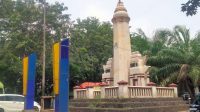 Seperti Tak Peduli Kebersihan Lingkungan, Tugu Perbatasan Cengkareng dan Banten Tampak Terlihat Kumuh