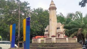 Seperti Tak Peduli Kebersihan Lingkungan, Tugu Perbatasan Cengkareng dan Banten Tampak Terlihat Kumuh