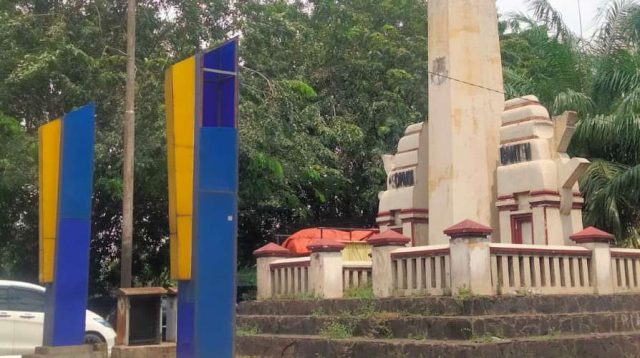 Seperti Tak Peduli Kebersihan Lingkungan, Tugu Perbatasan Cengkareng dan Banten Tampak Terlihat Kumuh