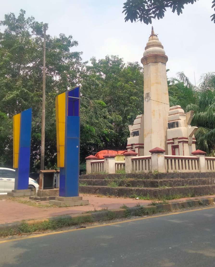 Seperti Tak Peduli Kebersihan Lingkungan, Tugu Perbatasan Cengkareng dan Banten Tampak Terlihat Kumuh