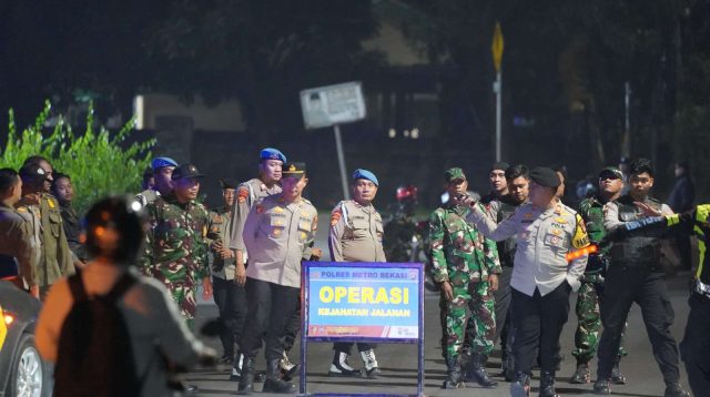 Jaga Bekasi, Polres Metro Bekasi Bersama Polsek Cikarang Pusat dan 3 Pilar Gelar OKJ Berikan Ketenangan Warga di Malam Hari