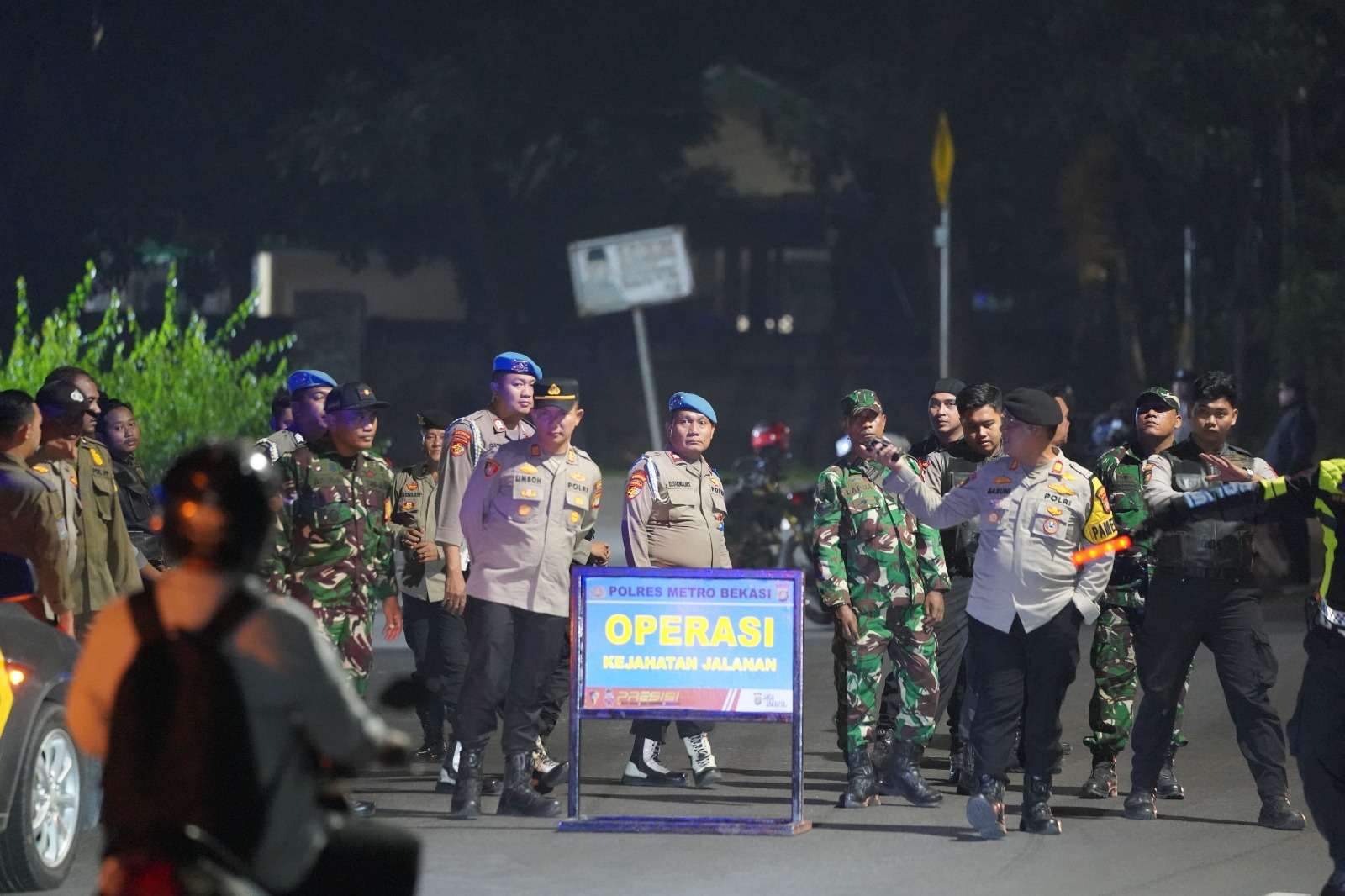 Jaga Bekasi, Polres Metro Bekasi Bersama Polsek Cikarang Pusat dan 3 Pilar Gelar OKJ Berikan Ketenangan Warga di Malam Hari