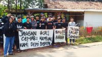 Lelah Menghirup Bau Busuk dari Kandang Ayam, Warga Cikarang Girang Demo ‘Kantor Desa Jaya Mulya