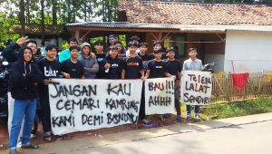 Lelah Menghirup Bau Busuk dari Kandang Ayam, Warga Cikarang Girang Demo ‘Kantor Desa Jaya Mulya