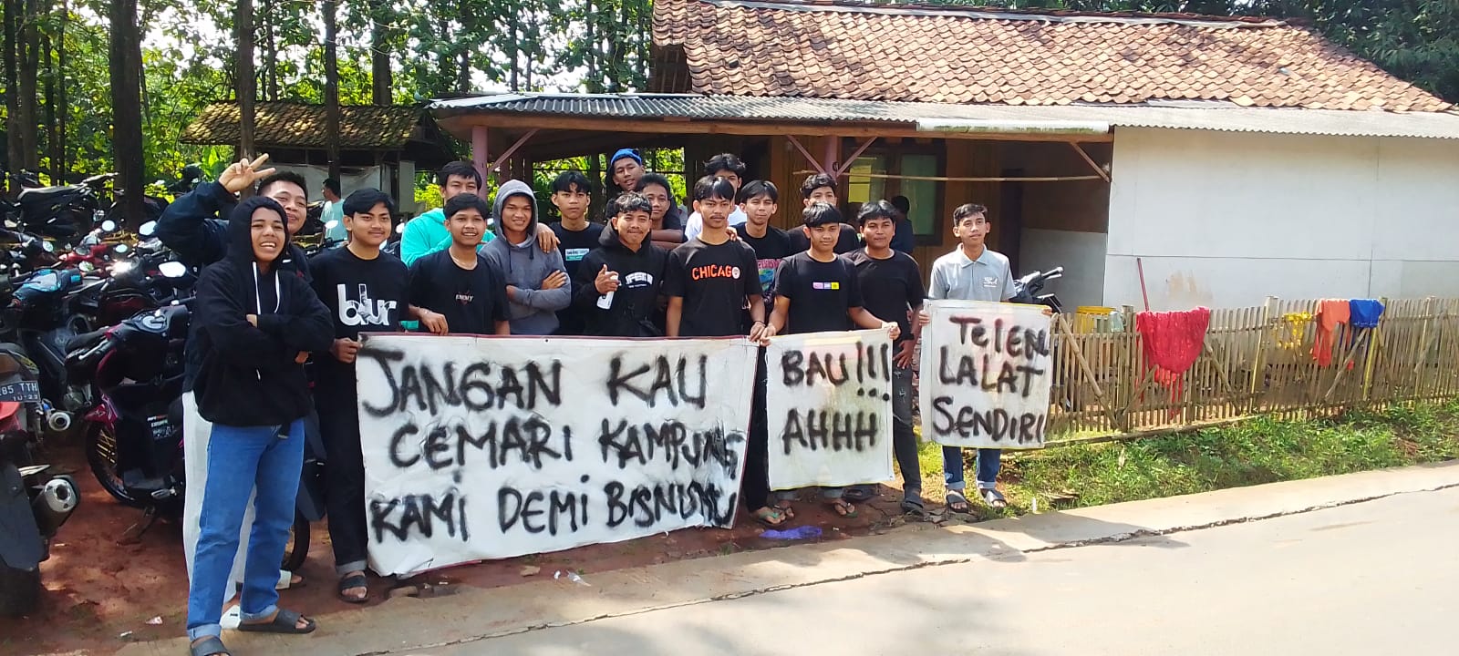 Lelah Menghirup Bau Busuk dari Kandang Ayam, Warga Cikarang Girang Demo ‘Kantor Desa Jaya Mulya