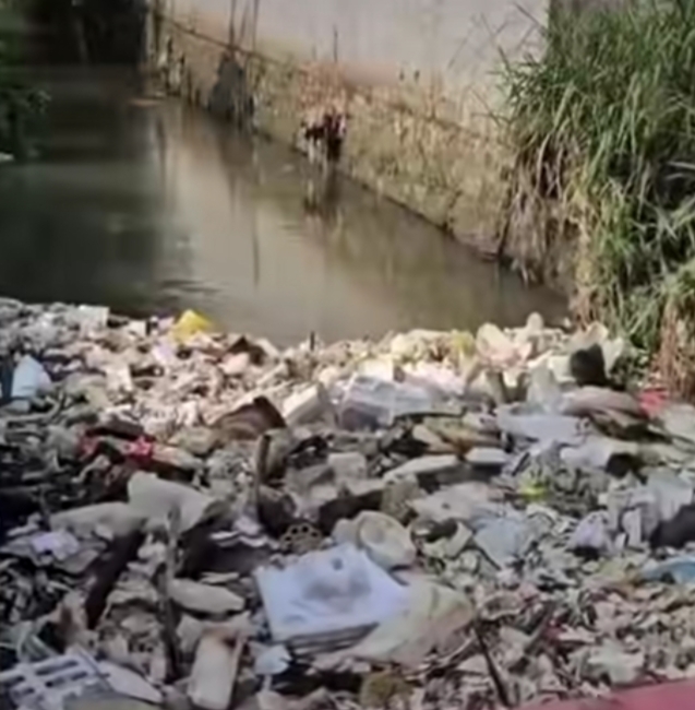 Sampah Numpuk di Kali, Kota Depok Kurang Peduli Terhadap Kebersihan Lingkungan
