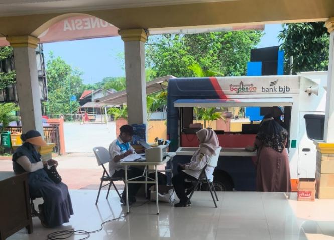 Bapenda Kabupaten Bekasi Jemput Bola, Warga Desa Hegarmukti Antusias Bayar Pajak