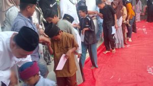 Rutin Digelar Setiap Jumat, Pemdes Karangsari dan PT Mitra Anugerah Perkasa RBR Santuni Ratusan Anak Yatim