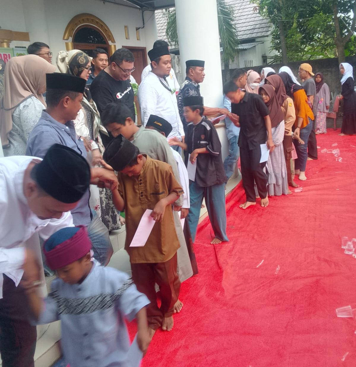 Rutin Digelar Setiap Jumat, Pemdes Karangsari dan PT Mitra Anugerah Perkasa RBR Santuni Ratusan Anak Yatim