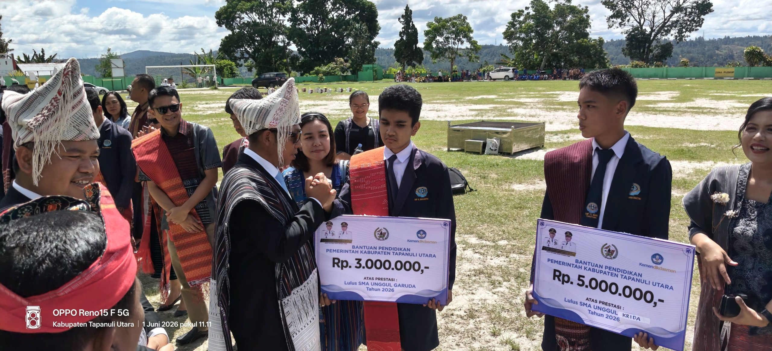 Hari Lahir Pancasila, Bupati Taput Apresiasi Paskibraka dan Beri Bantuan Pendidikan bagi Siswa Berprestasi