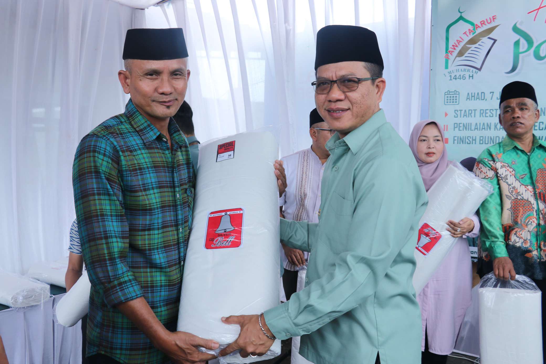 Pesan Moral Mengingat Kematian Bupati Bandung Bagikan Kain Kafan di 1 Muharram