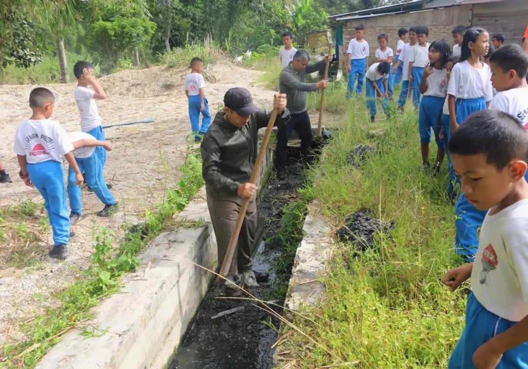 Gotong Royong Bersama Warga, Bupati Taput Pastikan Perbaikan Irigasi Tahun 2026