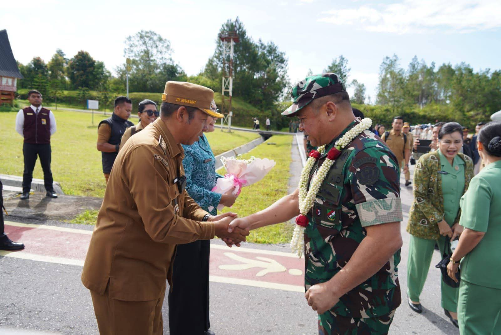 Bupati Taput Sambut Kunjungan Kerja Kasad Jenderal TNI Maruli Simanjuntak di Bandara Silangit