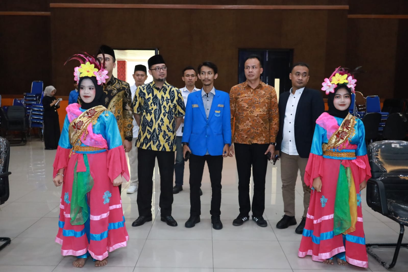 Keterangan foto : Plt Kepala Badan Kesbangpol Kabupaten Bekasi Asep Buchori bersama ketua DPRD Kabupaten Bekasi Ade Sukron dan wakil ketua DPRD Aria Dwi Nugraha serta ketua PMII Kabupaten Bekasi.