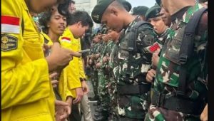 RIBUAN SUARA MAHASISWA MENGGEMA DI BUNDARAN HI, PUBLIK MENANTI RESPONS PEMERINTAH DAN WAKIL RAKYAT
