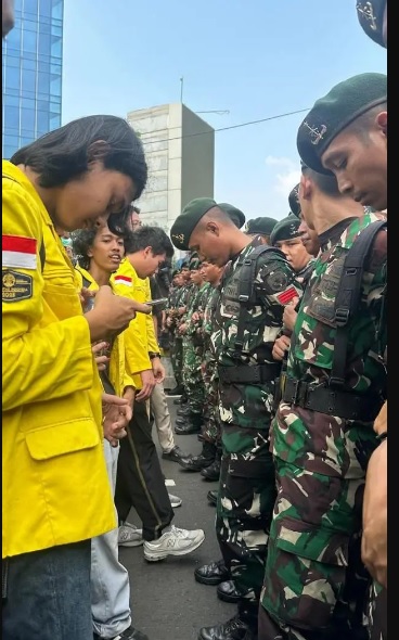 RIBUAN SUARA MAHASISWA MENGGEMA DI BUNDARAN HI, PUBLIK MENANTI RESPONS PEMERINTAH DAN WAKIL RAKYAT