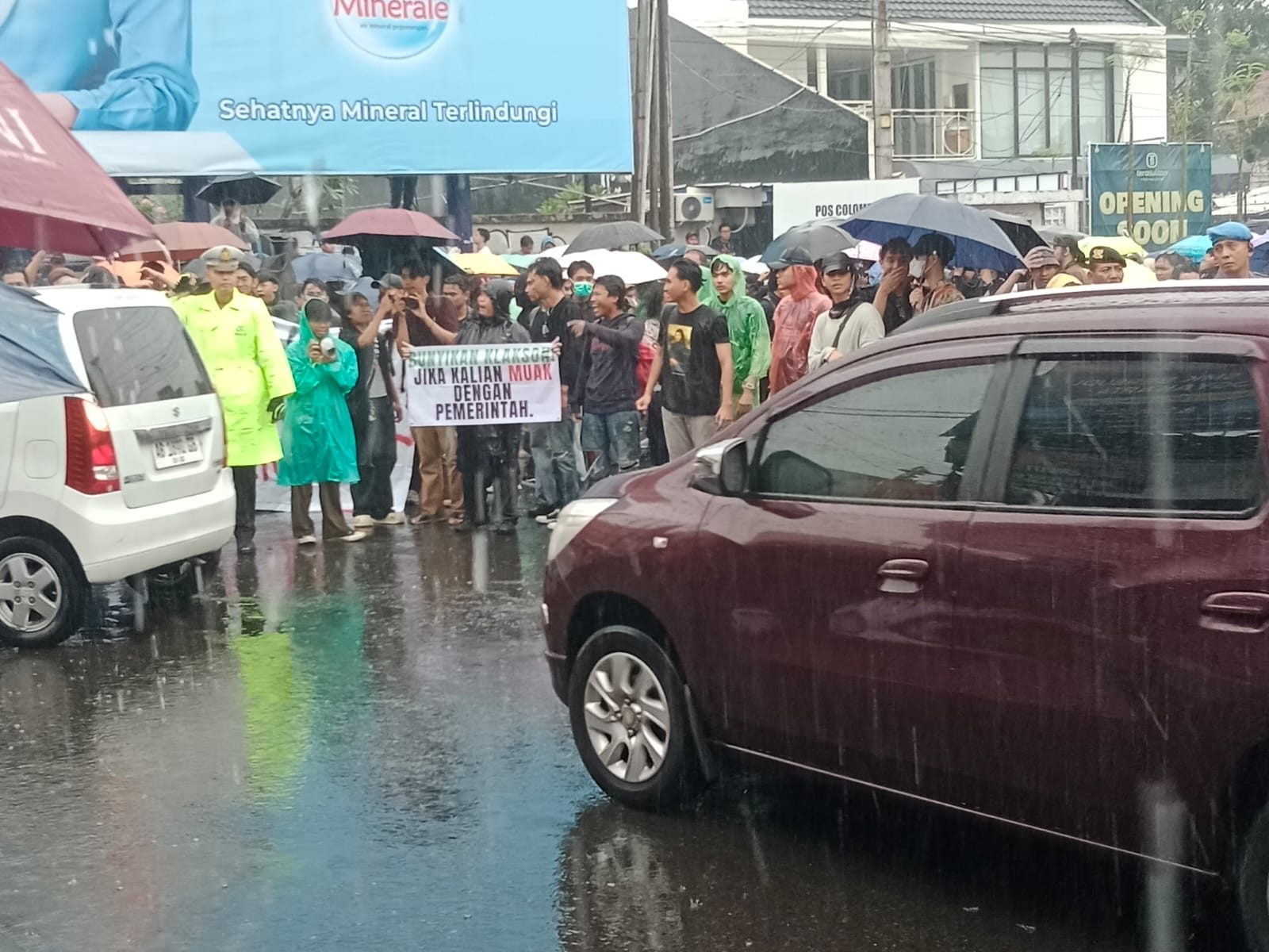 Gejayan Memanggil: “Bunyikan Klakson Jika Muak dengan Pemerintah! Gejayan Bergemuruh, Aksi Berakhir Damai Jelang Magrib”