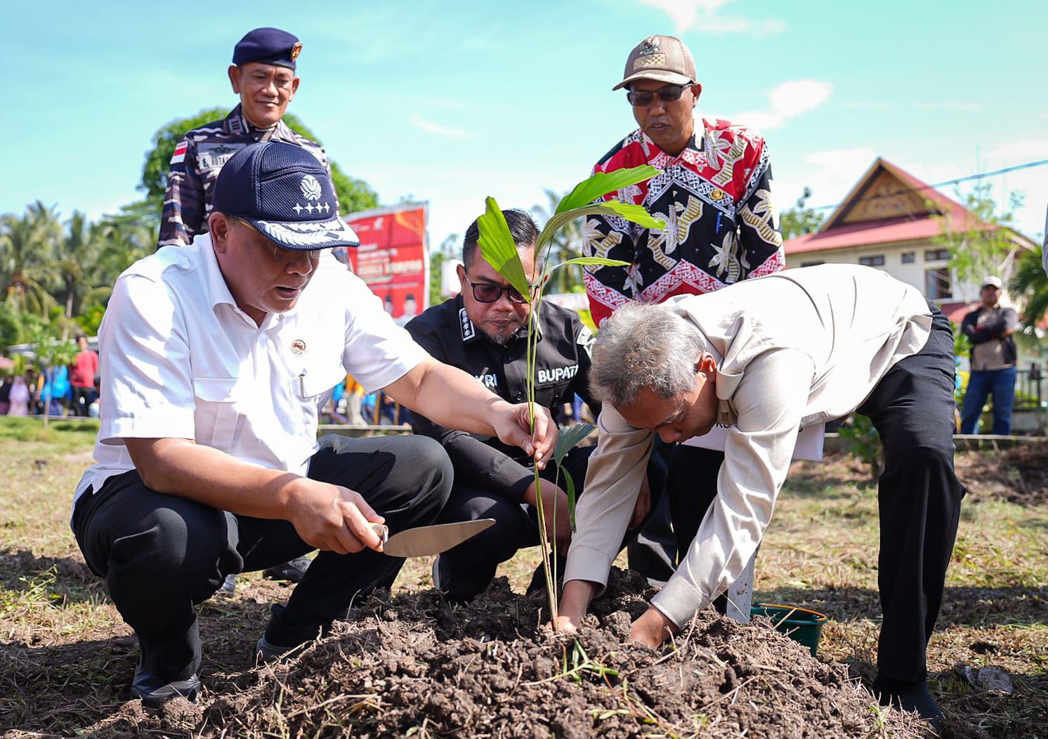 Jaga Gambut Tetap Basah, Menteri LH Jumhur Perkuat Sekat Kanal dan Budaya Ekologis di Pelalawan